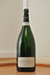 Tyhjä Franck Bonville -samppanjan 1,5 litran vihreä lasipullo puunvärisellä lattialla.