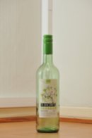 Tyhjä Greenleaf-valkoviinin kirkas, vihertävä 0,75 litran lasipullo puunvärisellä lattialla.