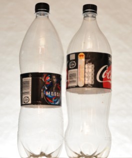Pepsin ja Coca-Colan isot 1,5 litran muovipullot vierekkäin.