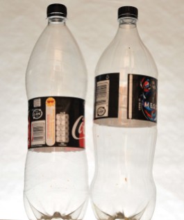 Pepsin ja Coca-Colan isot 1,5 litran muovipullot etiketit keskenään vaihdettuina.