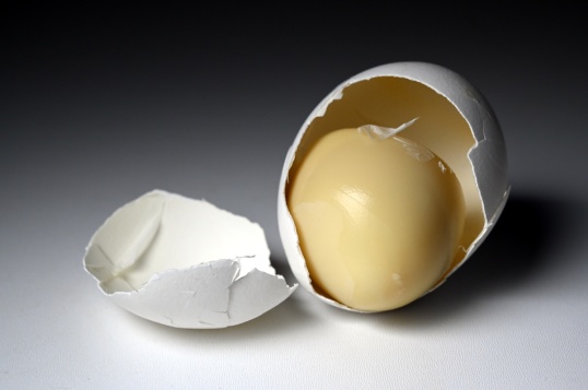 Avatun kananmunan kuoren sisällä kuorta selvästi pienempi, kellertävä muna.