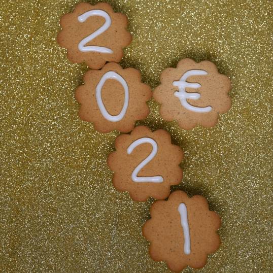 Viisi piparia, joiden kuorrutteesta voi lukea ”2021” ja ”0 €”.